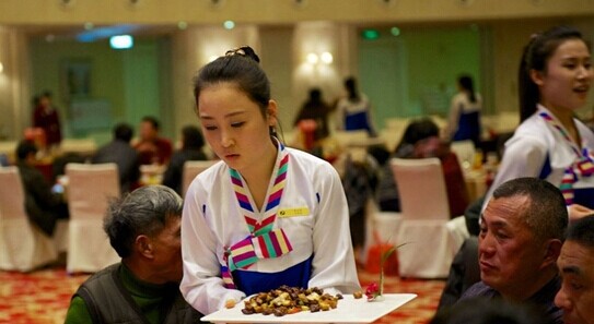 小姑娘VS大姐，誰(shuí)才是受餐廳歡迎的員工？