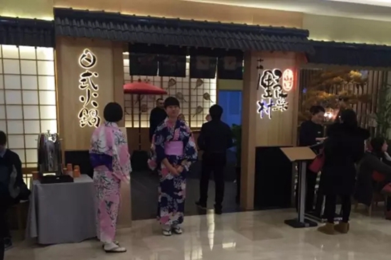 火鍋店關(guān)門潮之際，這家店憑啥開業(yè)就排隊(duì)？