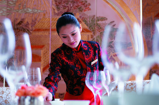 去一家餐廳用餐，你遇到過哪些尷尬的服務？