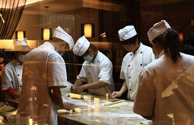 外賣平臺(tái)掀起直播后廚新潮流，消費(fèi)者深表期待