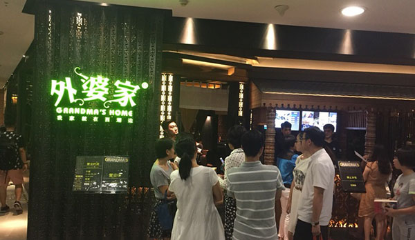 快來看啊！奶奶和外婆打起來了！