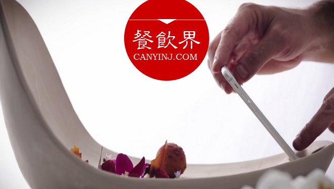 將餐盤(pán)打造成“拍照神器”，這家餐廳完成一次完美的社群營(yíng)銷(xiāo)！