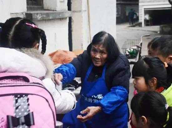 23年只賣(mài)5毛錢(qián)！這位中國(guó)奶奶做出了世界上最珍貴的早餐|餐飲界