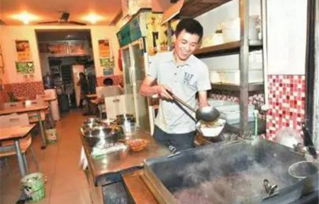 老人吃飯忘付飯錢，餐館老板“理解”感動全國