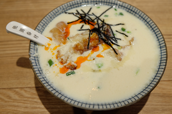 一碗豆?jié){12元，兩只包子26元…在餐飲寒冬，它靠什么讓顧客絡(luò)繹不絕