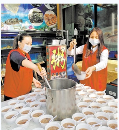 “綠寶寶”為環(huán)衛(wèi)工人送愛(ài)心臘八粥
