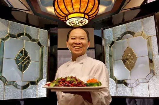 不懂英語(yǔ)！湖北農(nóng)村娃逆襲成美十家餐廳老板，被美國(guó)人封為功夫廚神！