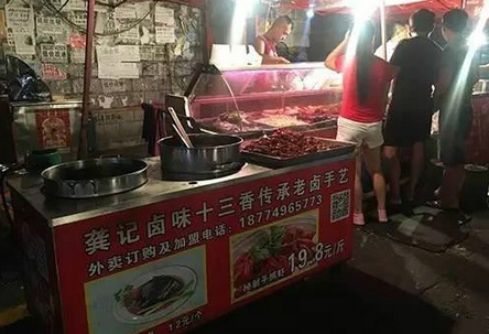 一天2000元銷售額，小龍蝦小推車模式有前景嗎？（上）