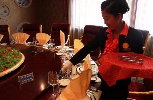 餐廳的老員工不服管，應(yīng)該怎么辦？