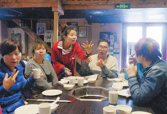 麗江一餐廳21名員工14名是聾啞人，點(diǎn)菜用iPad打手語(yǔ)