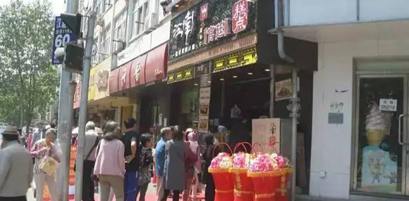 倆老太造謠新開店的蛋糕肉松是棉花做的，被拘留5天