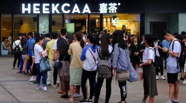 中產(chǎn)階層的污名化：為什么買喜茶、喝星巴克會被嘲笑？