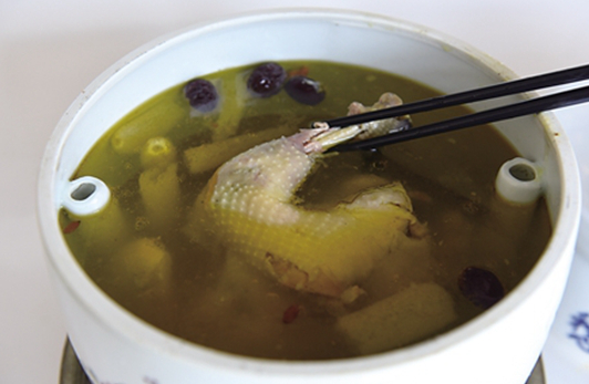 從放棄“鐵飯碗”到創(chuàng)辦餐飲企業(yè) 這道百年“雞湯”能否溫潤你的心靈？