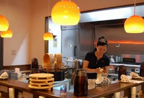 一人玩轉(zhuǎn)一家餐廳！這位日本女工程師把效率和眾包發(fā)揮到了極致