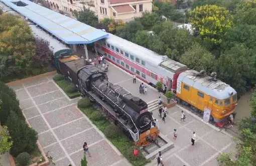 在火車上開美食街，一列車廂一個(gè)門店，租客瘋搶，人氣爆棚