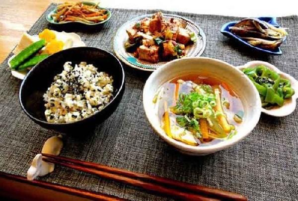 大肆擴(kuò)張的日料比艱難前行的中餐，到底好在哪？|餐飲界