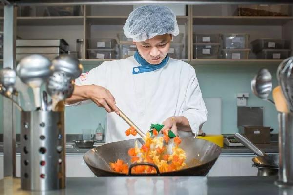 純外賣(mài)品牌夾縫中求生存，“堂食+外賣(mài)”兩條腿走路才是正道|餐飲界