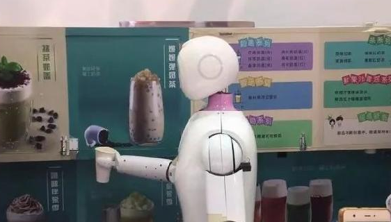 機(jī)器人“入侵”奶茶店，搞噱頭還是真有料？ 來源：咖門    作者：李沐      2017-10-27 08:37      973