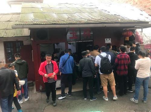 這家開(kāi)了35年的老長(zhǎng)沙米粉店，6塊錢一碗，6點(diǎn)就開(kāi)始排隊(duì)了|餐飲界