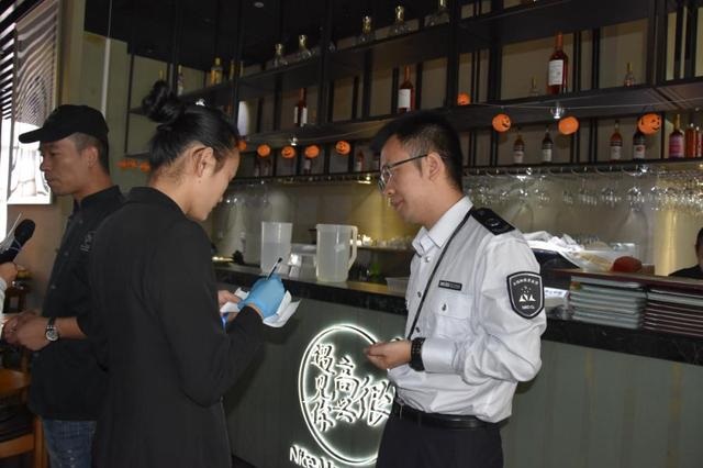 韓寒在深圳的餐廳再被查，后廚餐具堆地上降C！