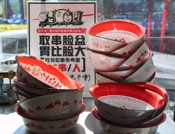 “流氓”餐廳靠6毛錢串串，日流水近4萬