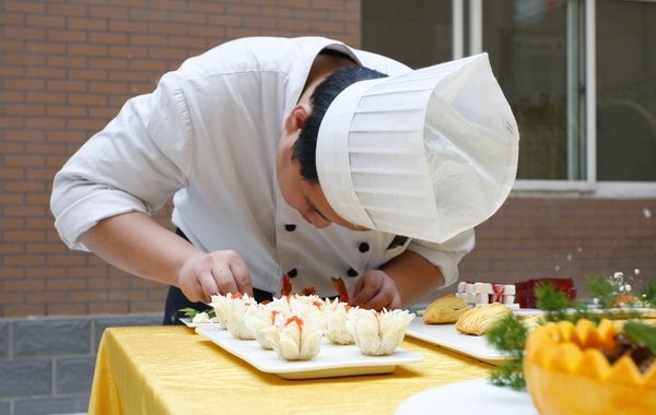 餐飲服務(wù)升級正當(dāng)時，服務(wù)模型、員工管理模式的正確打開方式是？