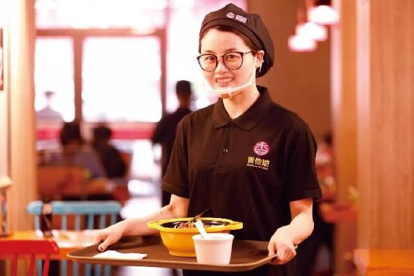 沒(méi)有廚師，無(wú)人點(diǎn)餐！他4年開(kāi)出300多家店，日銷(xiāo)高達(dá)10萬(wàn)碗！