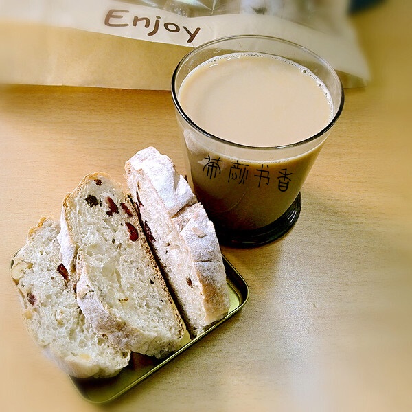 茶顏書(shū)香“茶飲+歐包”的輕餐飲模式，備受消費(fèi)者歡迎