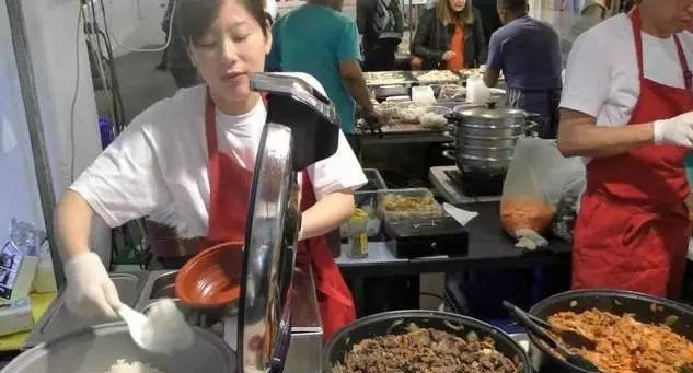 中國蓋澆飯在英國火了，每天幾百份不夠賣