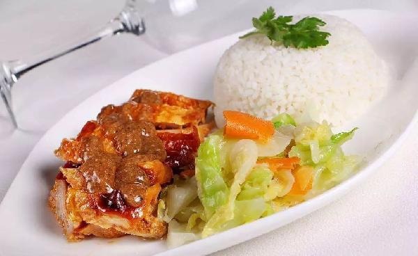 中央廚房、料理包、智能烹飪設備，復盤中式快餐標準化的三大突破