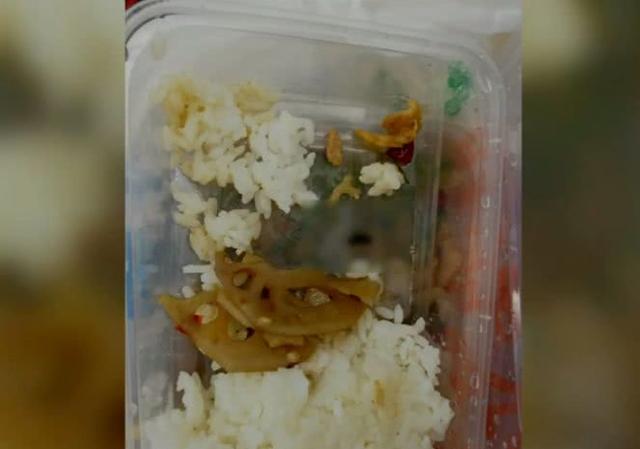外賣里現(xiàn)老鼠屎，餐廳退款卻不承認(rèn)飯菜里會(huì)有老鼠屎