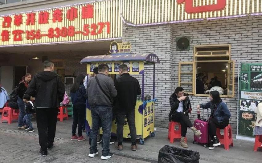 門口擺個(gè)小攤，竟是餐廳增加營收的利器？