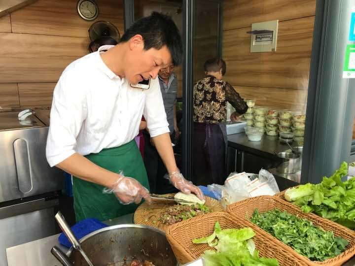 李巖：18年守住一個(gè)肉夾饃，他的小店成了地標(biāo)