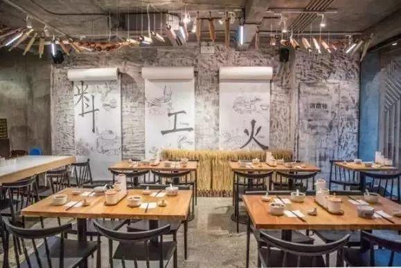 “網(wǎng)紅”茶飲店后廚臟亂差，網(wǎng)紅：這個(gè)鍋我們不背！