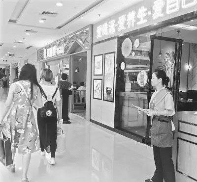 這就是餐飲的未來嗎？年輕人當(dāng)老板，大媽大嬸當(dāng)服務(wù)員