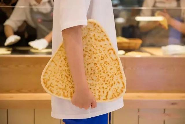 不斷“試錯”的西貝，這次開了家“三角肉夾饃+咖啡”的餐廳……