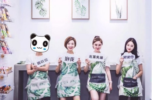 90后美女網(wǎng)紅開“泡面英雄”餐廳，日入3萬走紅網(wǎng)絡(luò)