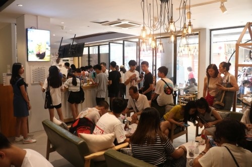 排隊(duì)2小時(shí) 鹿角戲廣州店開業(yè)爆場驚動(dòng)城管