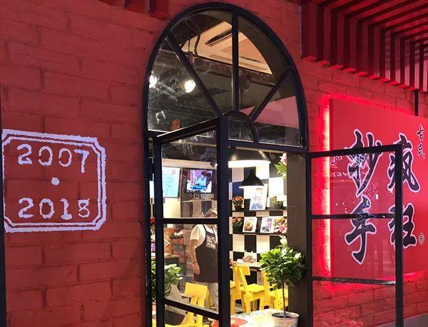 不到20種產(chǎn)品，8個餐位，日銷過萬。TA是最早的“網(wǎng)紅”！