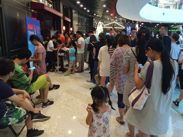 店外排隊(duì)，店里客人坐著聊天不走，我該怎么辦？