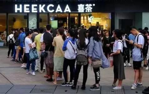 為啥店門口排隊(duì)的總是喜茶？不僅僅因?yàn)槔习迨?0后！