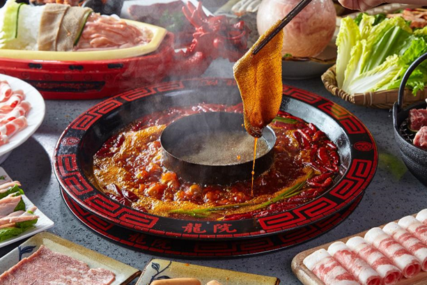 龍?jiān)豪匣疱?，東灶餐飲12年匠心之作，舌尖上的川粵美食