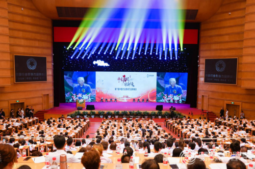  第六屆中國(guó)行業(yè)影響力品牌峰會(huì)，雅座CEO白昱對(duì)話央視康輝