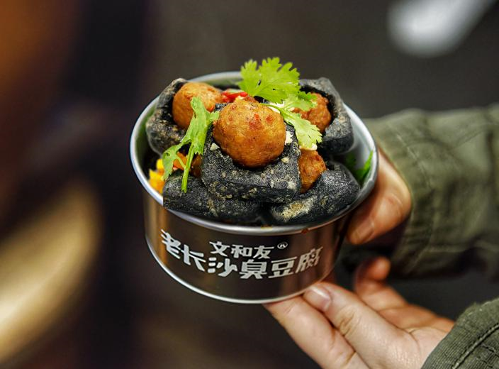 風(fēng)口下的美食進(jìn)化，星期零與文和友老長沙臭豆腐“牽手”做植物肉臭豆腐