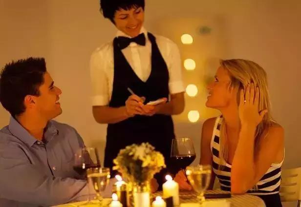顧客要退菜，看4個不同服務(wù)員如何處理！