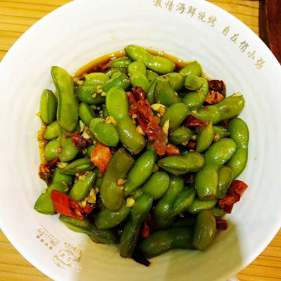野生本色在森林里種小木耳，發(fā)展大產(chǎn)業(yè)