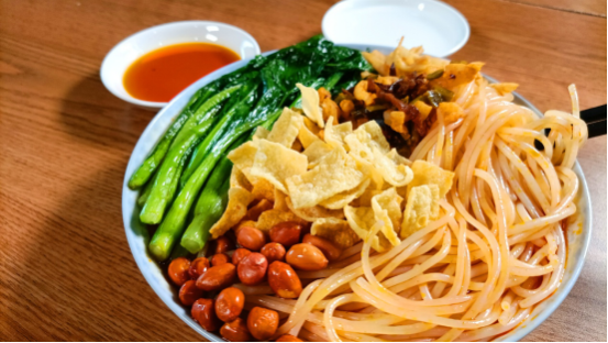 大型真香現(xiàn)場(chǎng)，青菜才是螺螄粉的“靈魂伴侶”