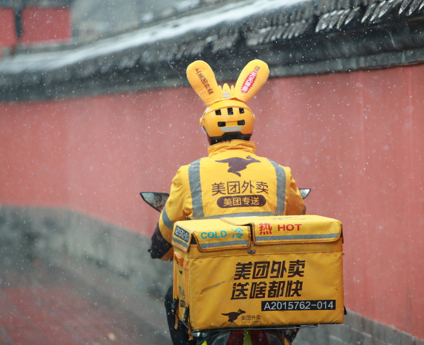 外賣小哥群毆奔馳車主，毆打的不是“上流社會(huì)”，是“平臺(tái)的牢寵”