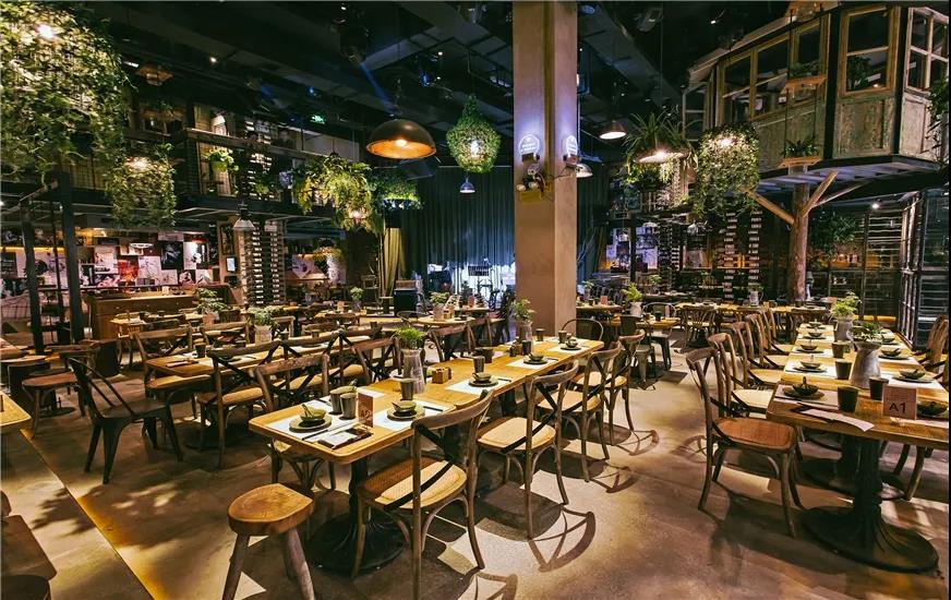 星巴克、火鍋店搶著入局的小酒館，到底好在哪里？