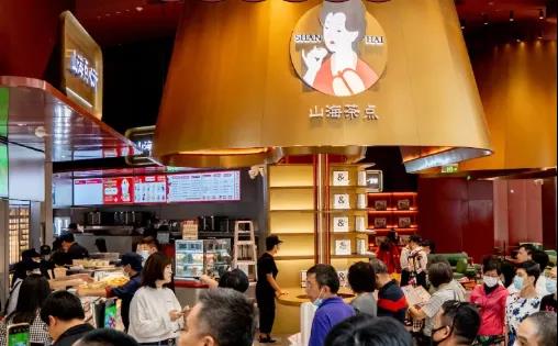 茶飲x漢服、火鍋x啤酒、咖啡x電競，跨界聯(lián)名店又有啥新玩法？